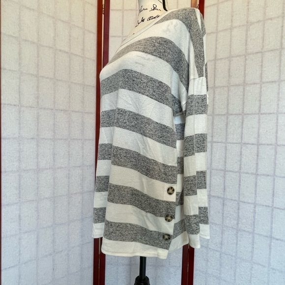 Super Soft Pullover - Euc - Size Medium - Picture 4 of 4